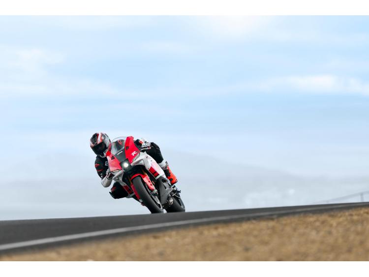 YAMAHA R9 - 70 TH