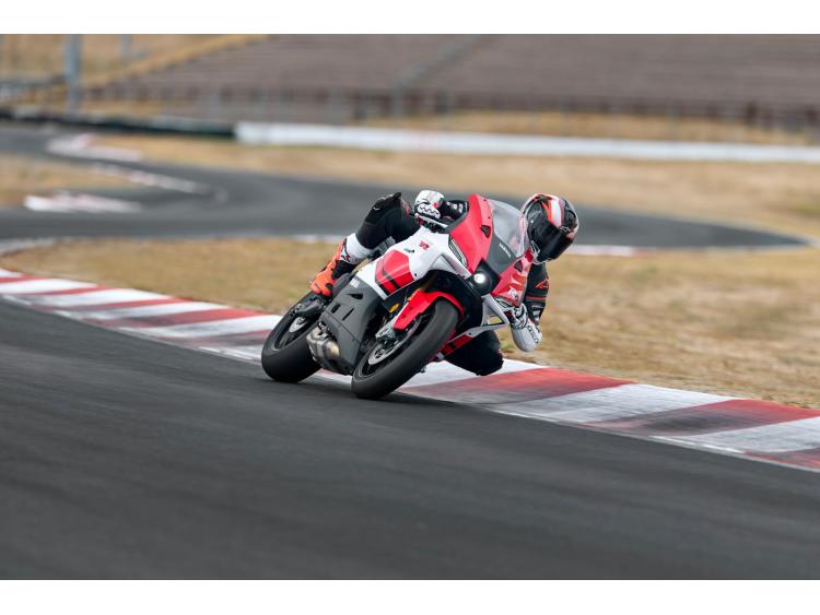 YAMAHA R9 - 70 TH