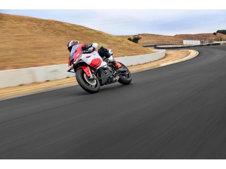 YAMAHA R9 - 70 TH