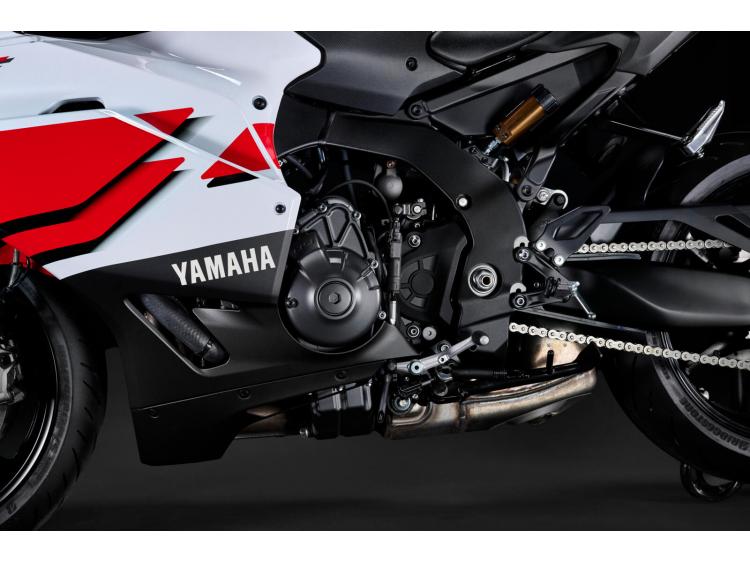 YAMAHA R9 - 70 TH