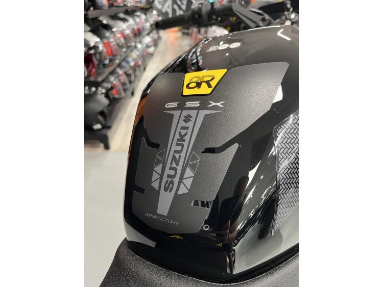 SUZUKI GSX-8R