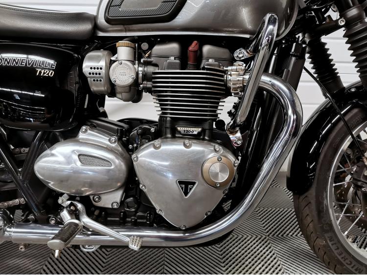 TRIUMPH BONNEVILLE T120 